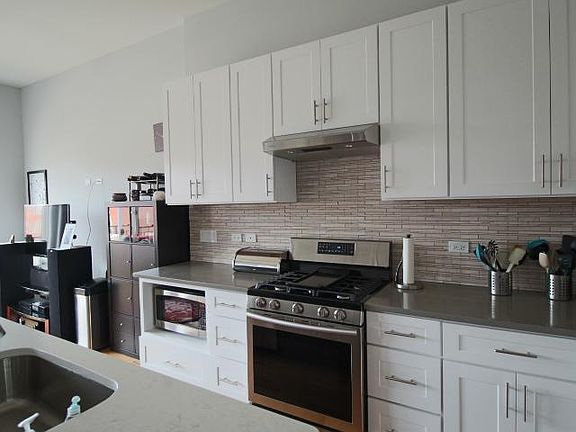marble back splash in kitchen