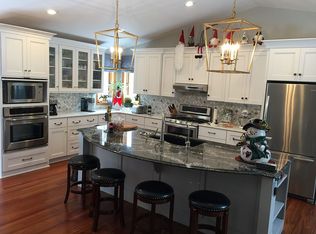 6893 Navajo Dr, Chanhassen, MN 55317