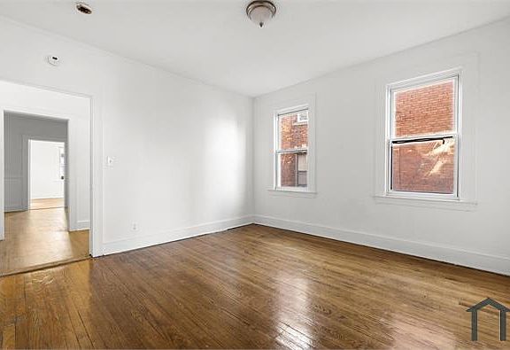 5th image of 364 Woodland St