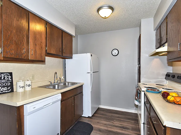 Shady Hollow Apartments — Photo 23