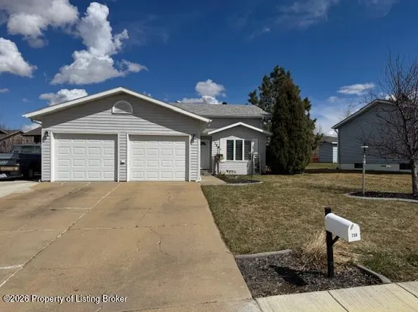 758 Shinagle Dr, Dickinson, ND 58601