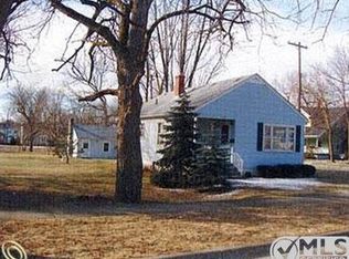 933 Roselawn Dr, Rochester, MI 48307