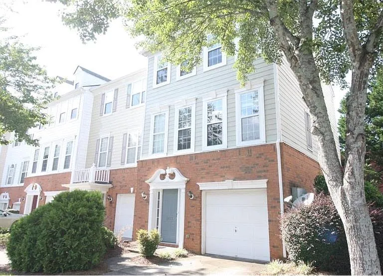 3915 Howell Park Rd — Photo 2