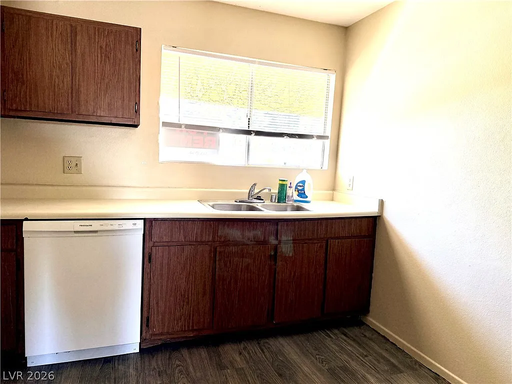 2 bed, 1.5 bath, 897 sqft, $1,275 — Photo 3