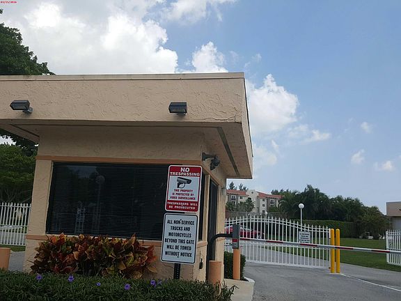 3rd image of 470 Executive Center Dr APT 1H