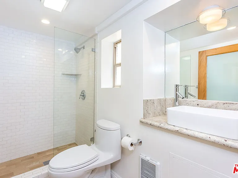 1407 W 2nd St — Photo 18