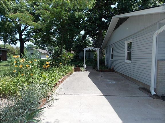 4th image of 8209 Troup Ave