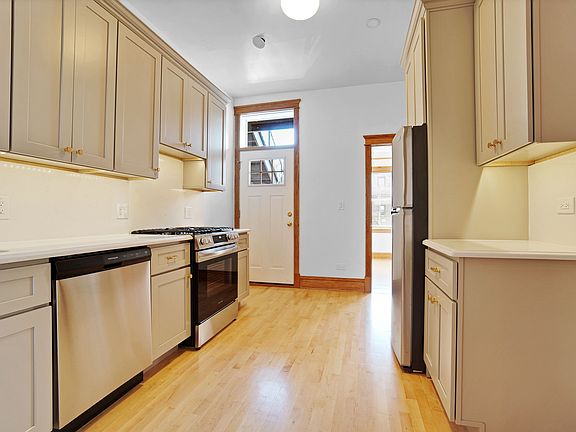 4th image of 3824 N Sheffield Ave APT 3