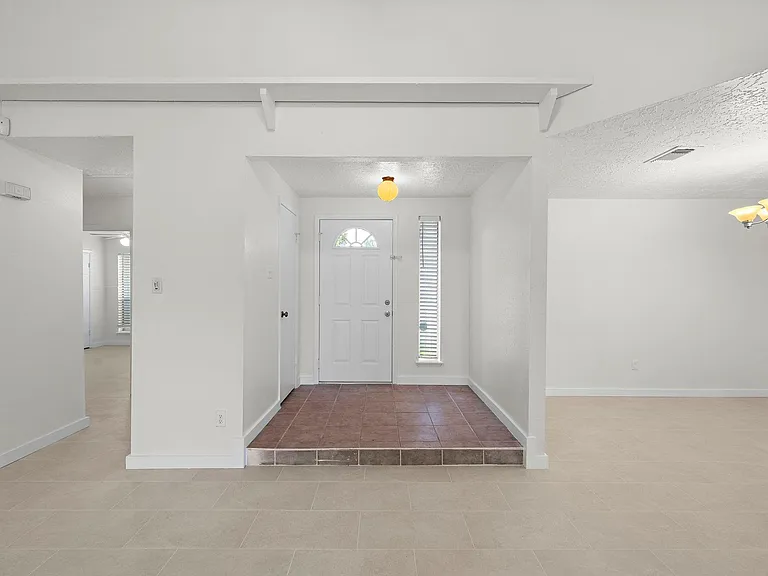 13815 Grosvenor St — Photo 9