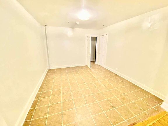 5th image of 914 Lafayette Ave #1