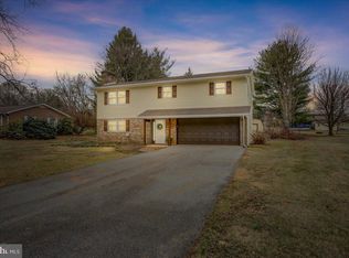 1071 Willowbrook Dr, Chambersburg, PA 17202