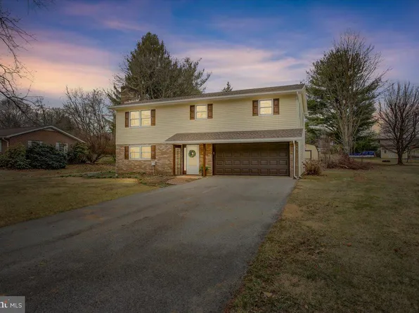 1071 Willowbrook Dr, Chambersburg, PA 17202
