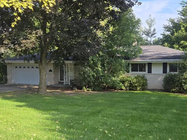 21670 Clarion LANE, Waukesha, WI 53186