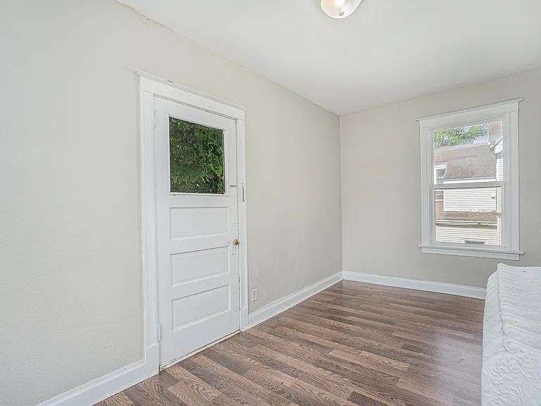 258 Capital Ave NE #6 — Photo 4