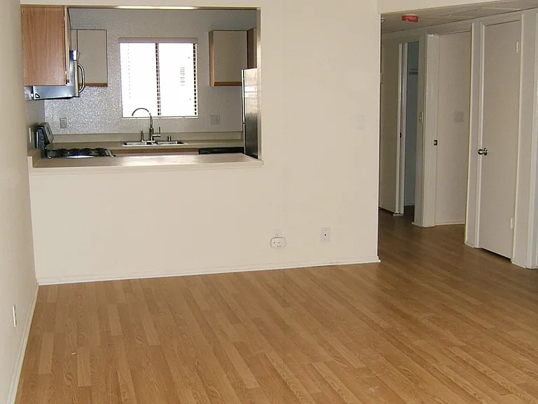 924 3rd St #302 — Photo 3