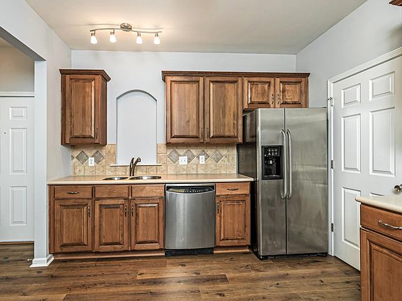 Large kitchen w/ pantry