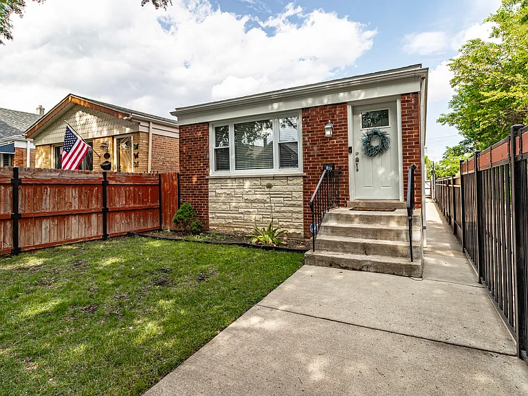 1805 N Harding Ave — Photo 1