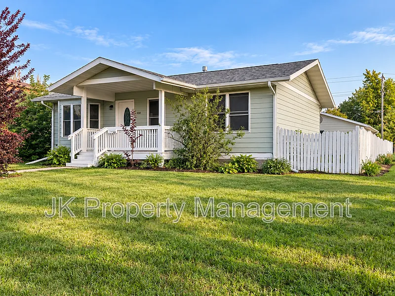 3 bed, 2.0 bath, 1742 sqft, $1,965 — Photo 2