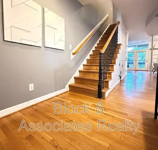 210 E Davie St — Photo 4