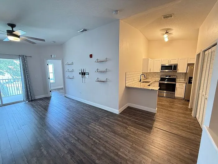 3 bed, 2.0 bath, 1222 sqft, $1,600 — Photo 2