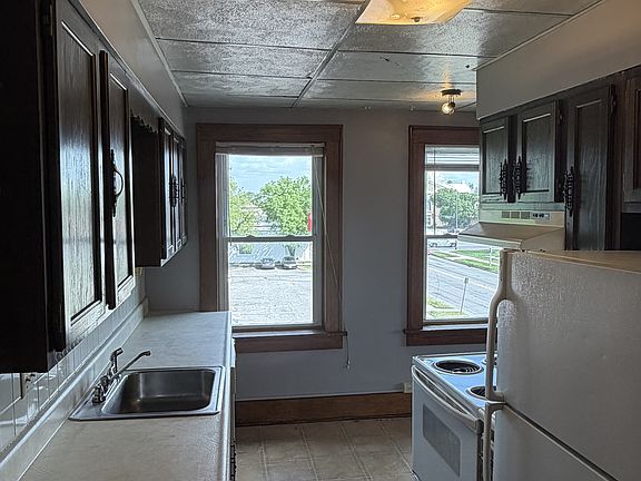 5th image of 707 N Broadway Ave
