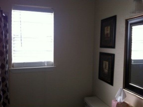 5th image of 504 Parkwood Dr
