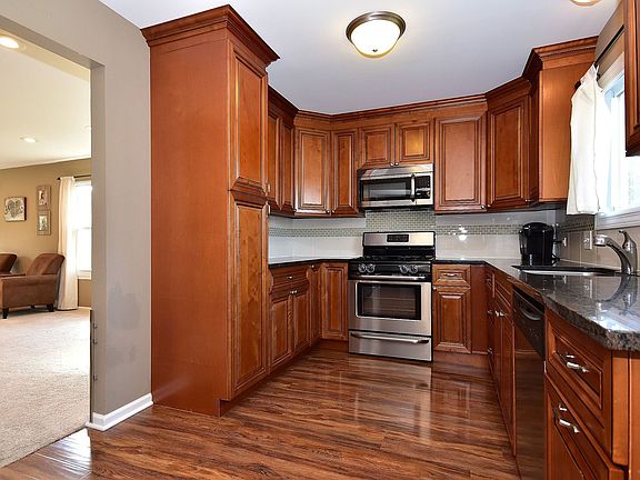 4th image of 410 Essex Pl