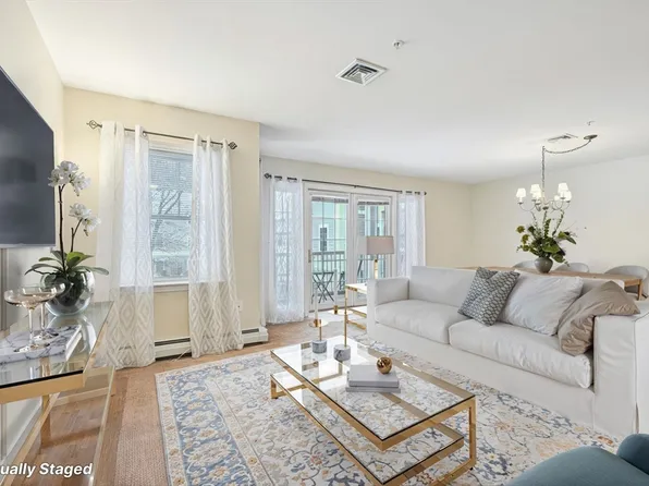 34 Meeting House Ln APT 208, Stow, MA 01775