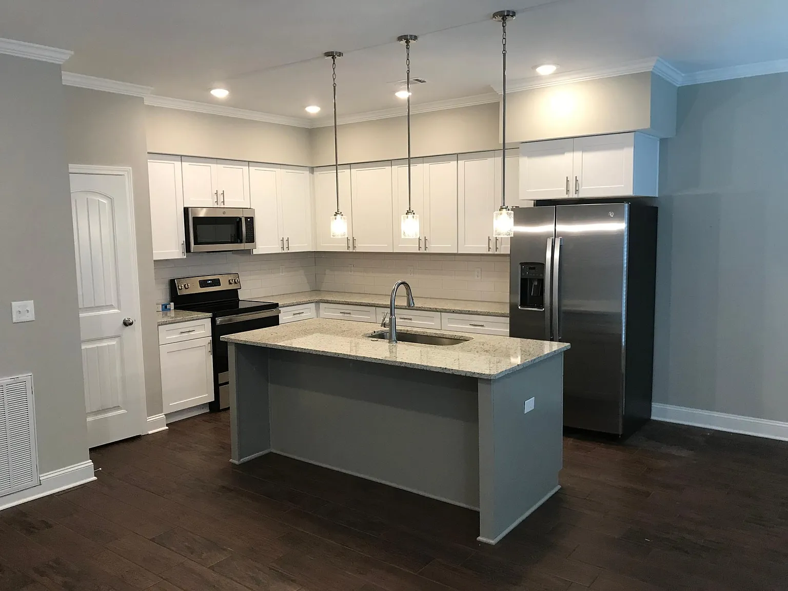 4 bed, 4.5 bath, 2020 sqft, $3,200 — Photo 2