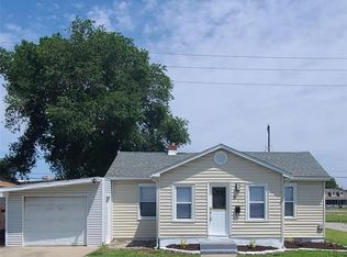 911 E Penning Ave, Wood River, IL 62095