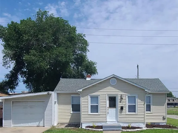 911 E Penning Ave, Wood River, IL 62095