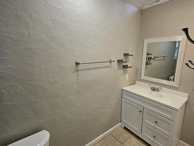 Rosewood Dr — Photo 7