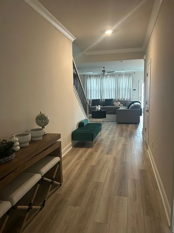 5 bed, 4.0 bath, 3296 sqft, $3,500 — Photo 2