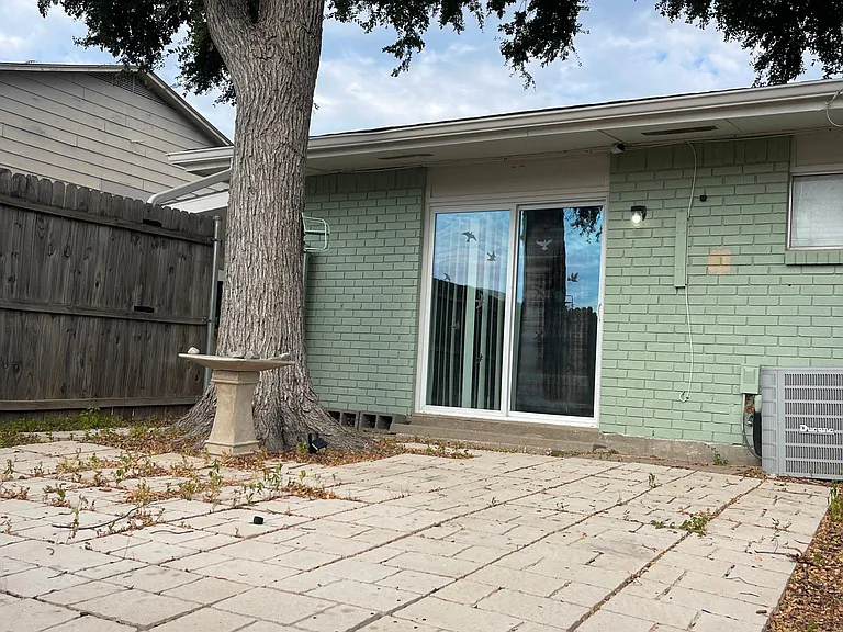 711 Royal Crest Dr — Photo 19