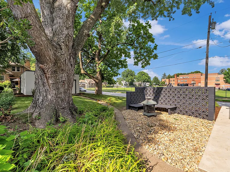 1708 Woodland Ave — Photo 9