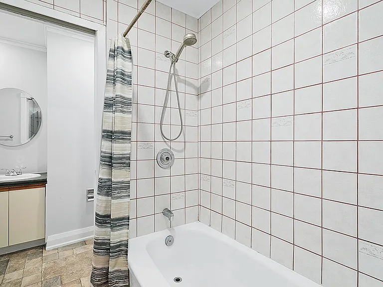 1576 Thurlow St — Photo 17