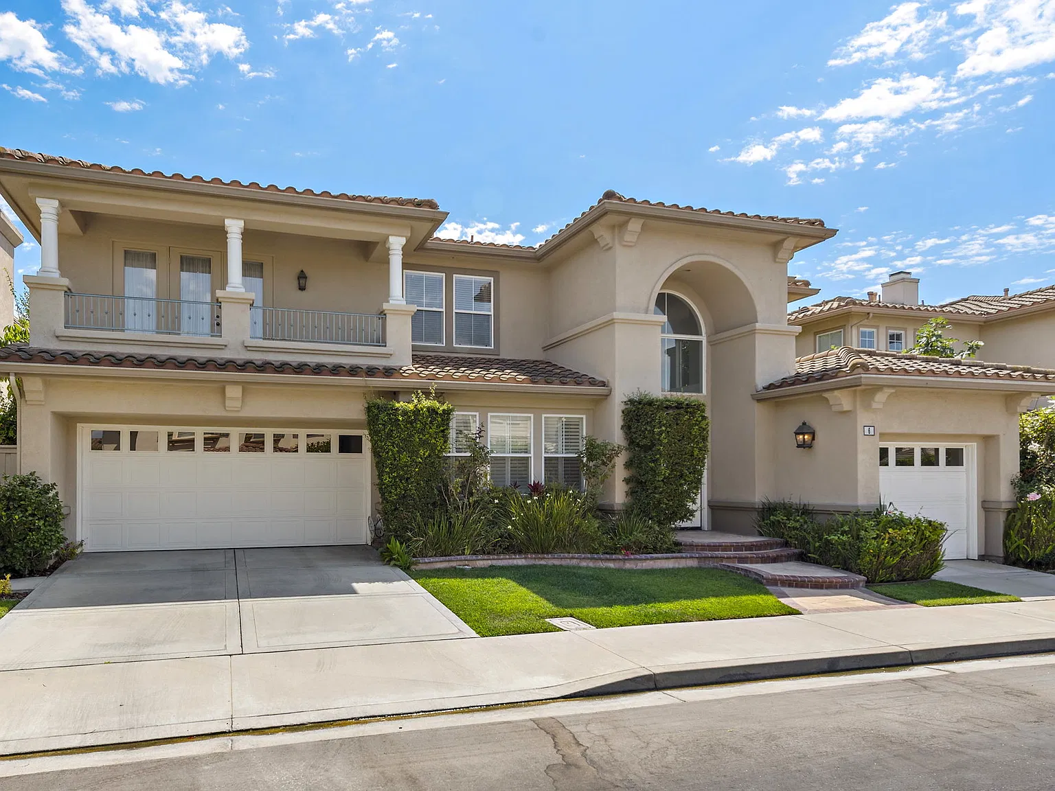 5 bed, 2727 sqft, $6,795 — Photo 3