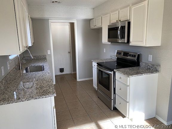 3rd image of 384 E 136th Pl