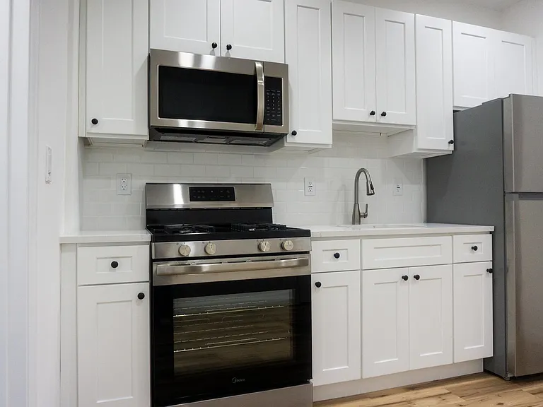 576 Newark Ave #1R — Photo 4