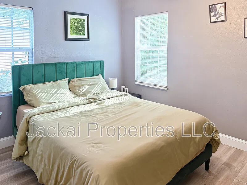 1 bed, 1.0 bath, $325 — Photo 1