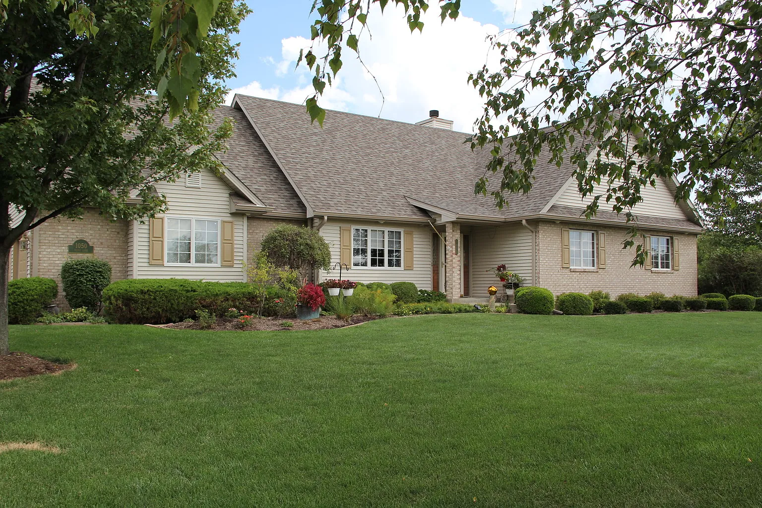 1050 Peony Ln photo 1