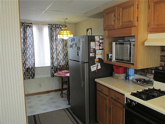 3rd image of 329R Painter Ave