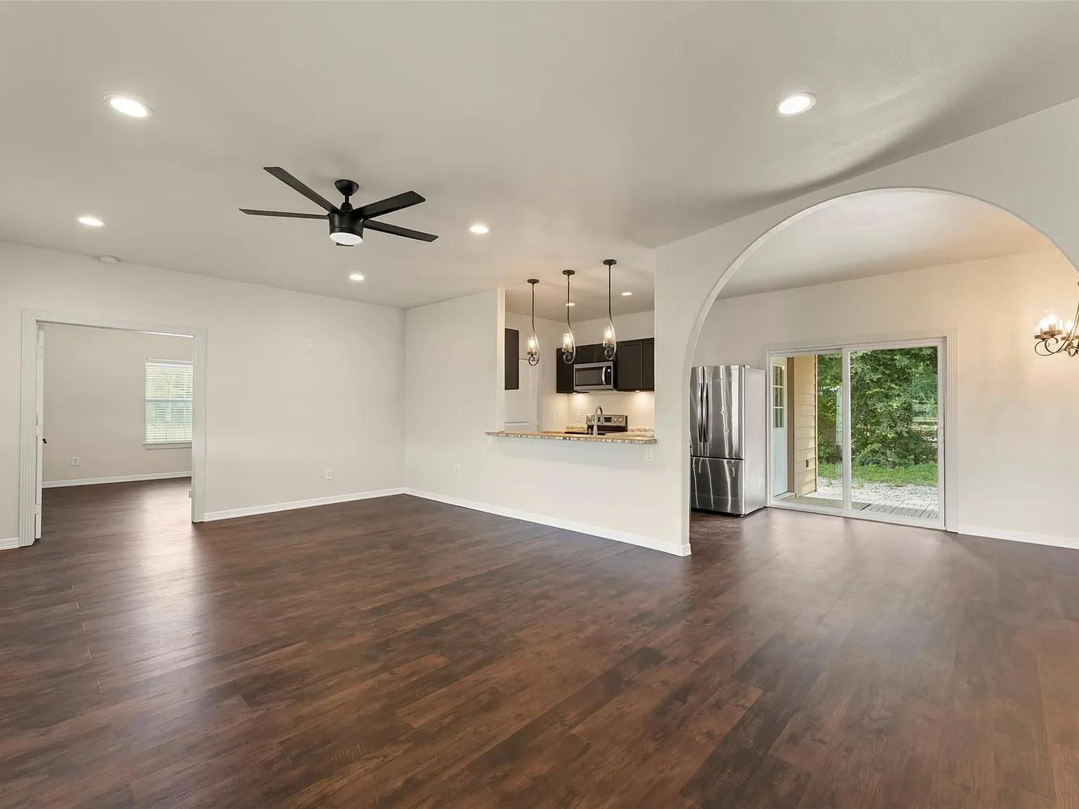 2 bed, 2.0 bath, 1328 sqft, $4,000 — Photo 4