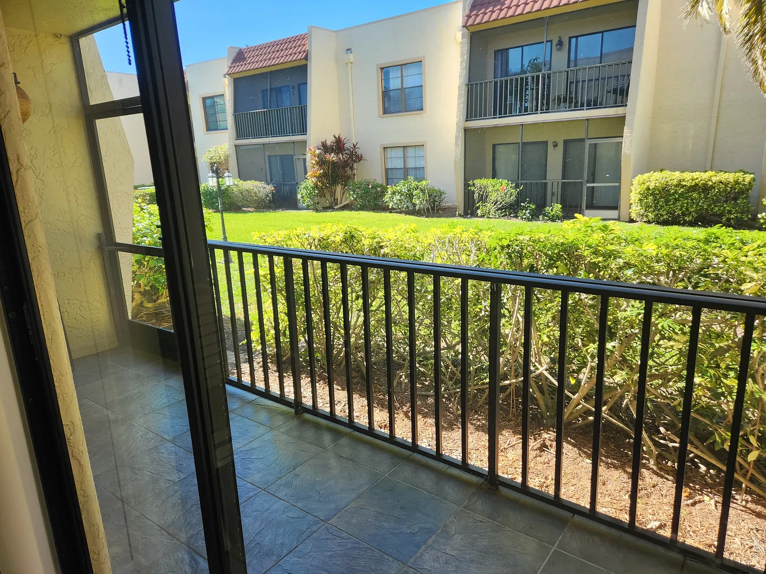 2 bed, 946 sqft, $1,400 — Photo 2
