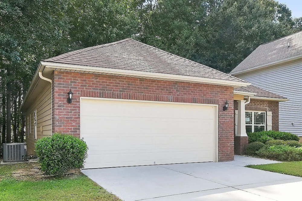 4 bed, 2.0 bath, 1935 sqft, $2,190 — Photo 3