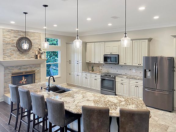 4th image of 1154 Troon Dr N