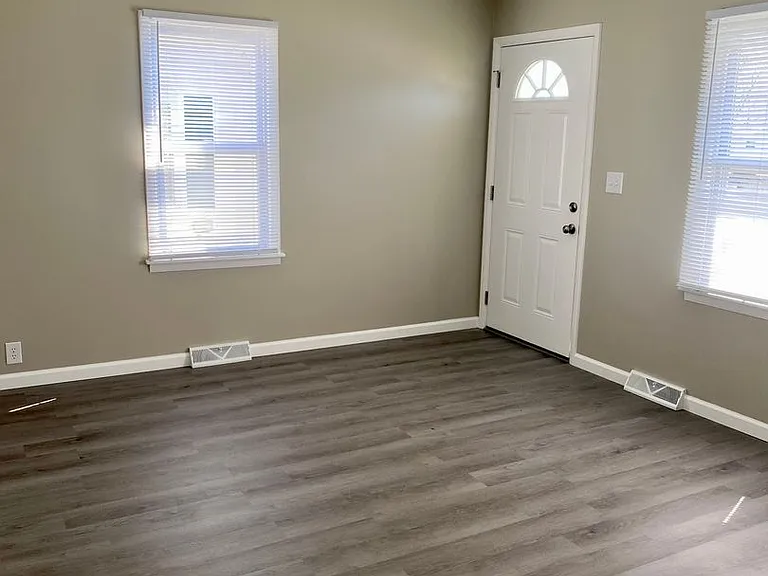 211 W County Rd — Photo 2