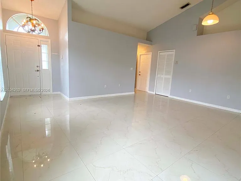 487 SE 20th Dr — Photo 3