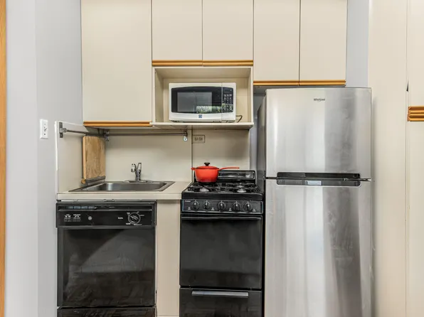 3935 Blackstone Avenue image 4 of 12