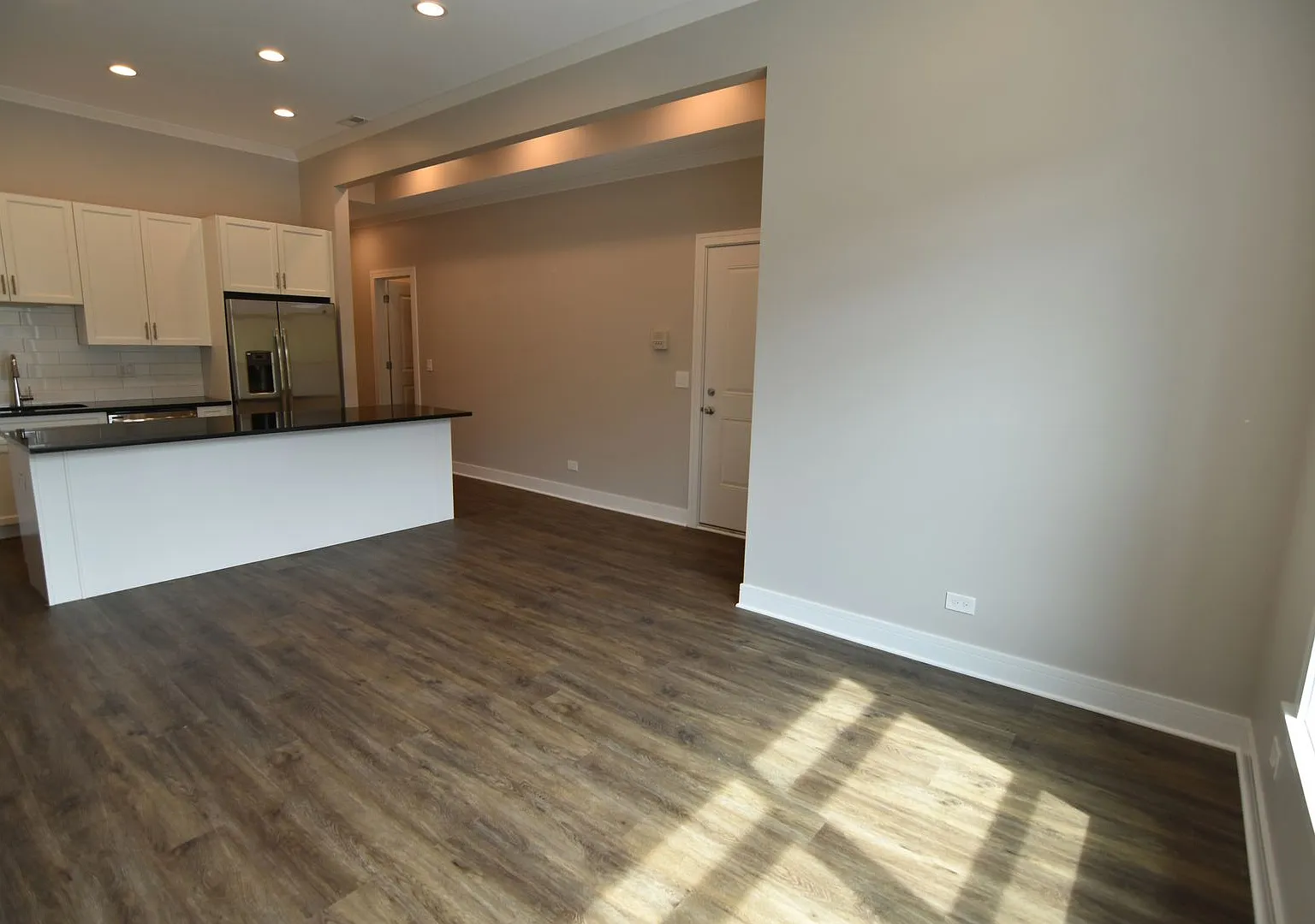 2 bed, 1000 sqft, $3,600 — Photo 4